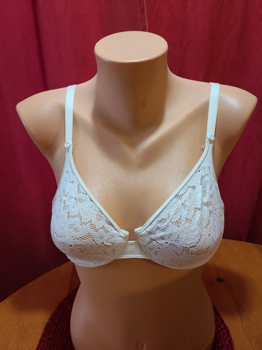 Vintage Bali Barely There 34C Bra Ivory Lace Underwire Unlined 4332 1990's